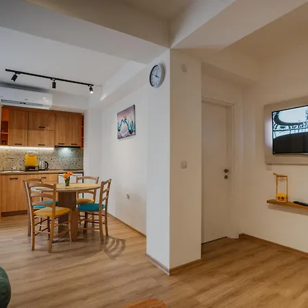 Don 2 - Location - Close To Everything - With Free Parking