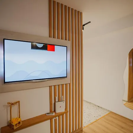 Don 2 - Location - Close To Everything - With Free Parking